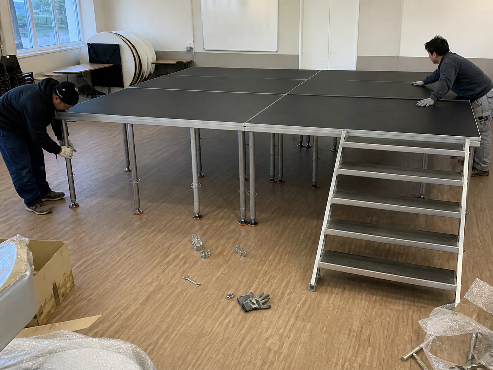 Vista 18 de Set Escenario 4x3 Metros con Escalera Optux