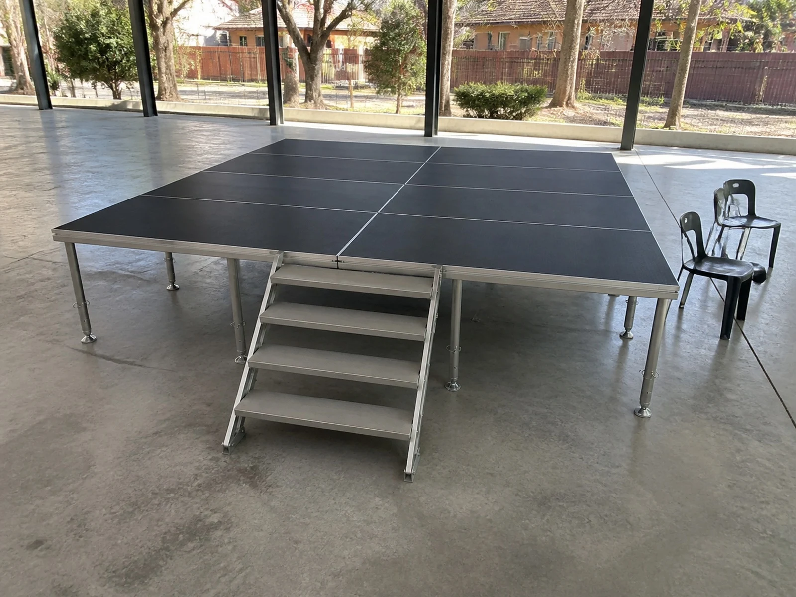 Vista 24 de Set Escenario 4x3 Metros con Escalera Optux